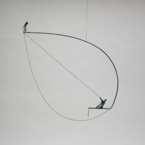 EXPLORATION DU CENTRE DU NOM, sculpture suspendue, cycle Le Cirque Philosophique, métaux cuivreux, h=100cm, 2003