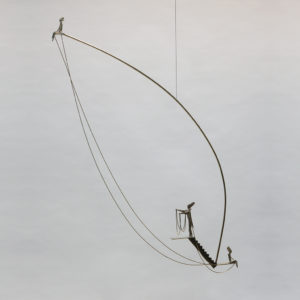 TRÈS LENTE EXPLORATION DU VIDE AVEC UN MAGICIEN, sculpture suspendue, cycle Le Cirque Philosophique, métaux cuivreux, h=120cm, 2021