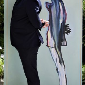 Daniel Derederian devant 'Soleil rectangulaire 2023 huile sur toile 195 x 114 cm'