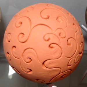 Boule faïence rouge sculptée