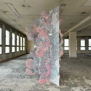 Aurélien Morizet, "Morceaux de l’édifice de Perlin", 150 x 200 x 100 cm, carton ondulé, impression laser, silicone, 2022