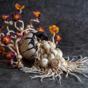 Sculpture hybride céramique et textile de Juliette Bahu