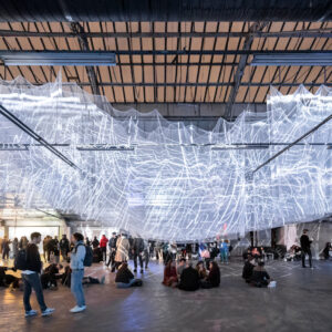Eikasia, 2022, 18x5x5m, filet gravat et vidéoprojection, Le garage Amelot, © Photo : Quentin Chevrier
