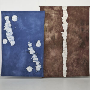will lead / I will cross, teinture, cire, tissu coton, installation, Villa Arson, 2022 © Photo : Jean-Christophe Lett