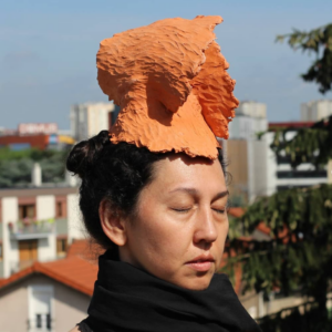 Casquette, Pensée de la terre, 2018 Céramique et Photo performance. Claudia Washington