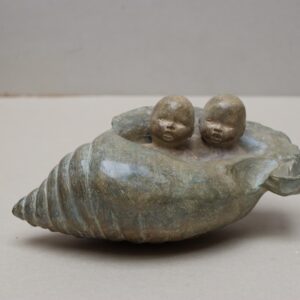 coquillage aux deux bébés . Bronze 25 cm
