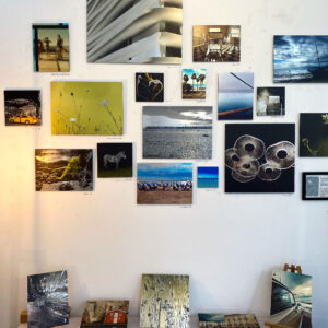 Installation au mur de tirages photos sur aluminium brossé