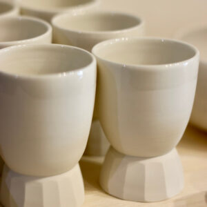 Tasses en porcelaine facéttées