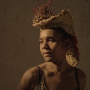 Delphine Ouattara, Chapeau fleuri