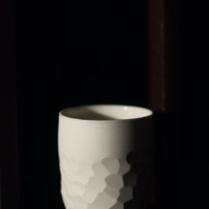 Tasse en porcelaine ciselée